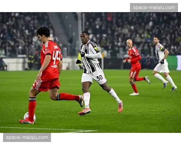 镜头聚焦：马赛门将保·洛佩斯高接抵挡，单场完成9次扑救力保球门不失