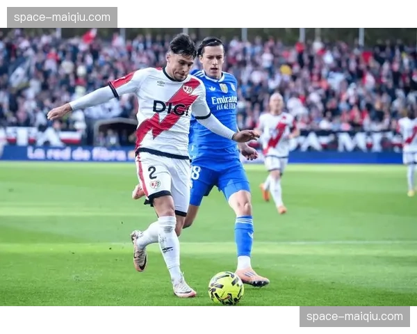 抵达马德里:曼城全队下榻酒店外,聚集了数百名热情的当地球迷 抵达马德里:曼城全队下榻酒店外,聚集了数百名热情的当地球迷